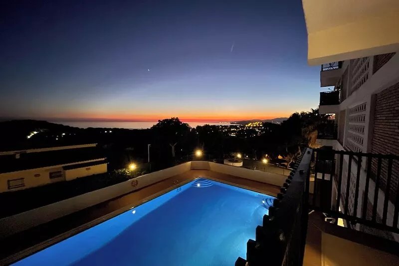 EXPECTACULAR 180° VIEWS, Pool, Best Quality Barbecue, Service, Parking.