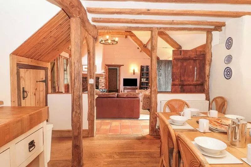 THE BARN, pet friendly, character holiday cottage in Bicknoller