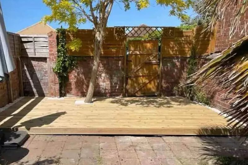 Spacious, sleeps 8, dog friendly, safe garden
