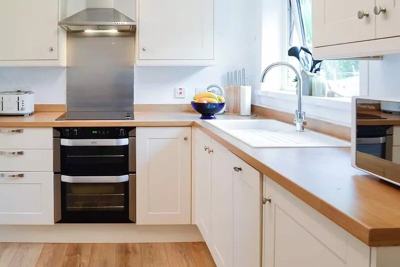 A lovely little cottage perfect for a relaxing holiday in this popular coastal