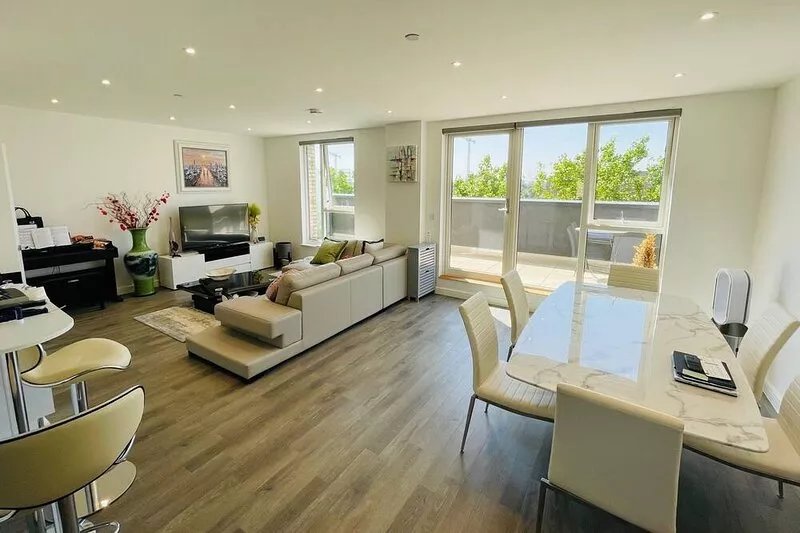 Luxury 2 Bedrooms Penthouse + Free Indoor Parking
