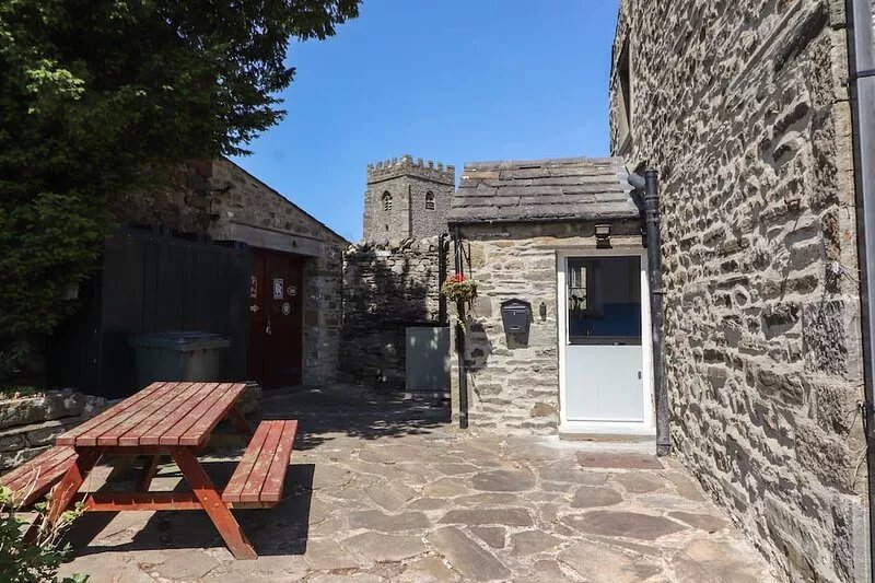 ROSE COTTAGE, family friendly, with a garden in Settle