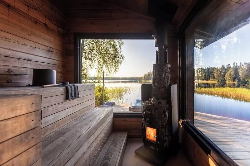 Beautifully renovated red cottage by the lake