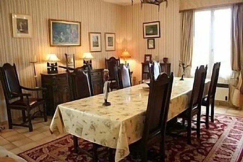 Magnificent House and Grounds, Heated Salt Water Pool, Family Friendly, WIFI