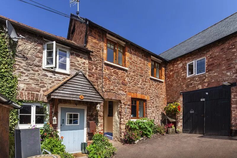 Cosy stone cottage on Exmoor National Park. cycle/walk from door. Pub 2 mins.