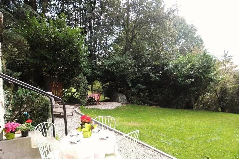 DETACHED APARTMENT IN ANNECY'S HISTORICAL CENTER WITH PRIVATE GARDEN