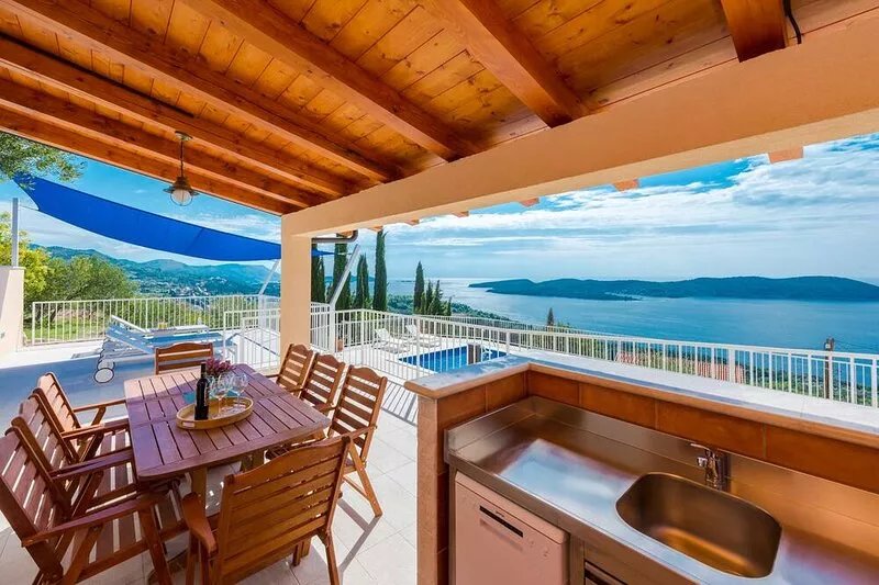 Spacious holiday home Gina; 6+2 with pool, sea view and only 12km from Dubrovnik