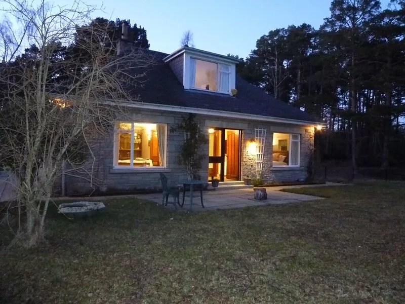 Fabulous location, luxury lodge for 8+2 in cots, hot tub, garden, garage, dogs