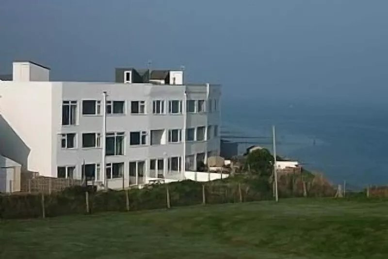 Queen Mary House: Very large holiday home with superb sea views