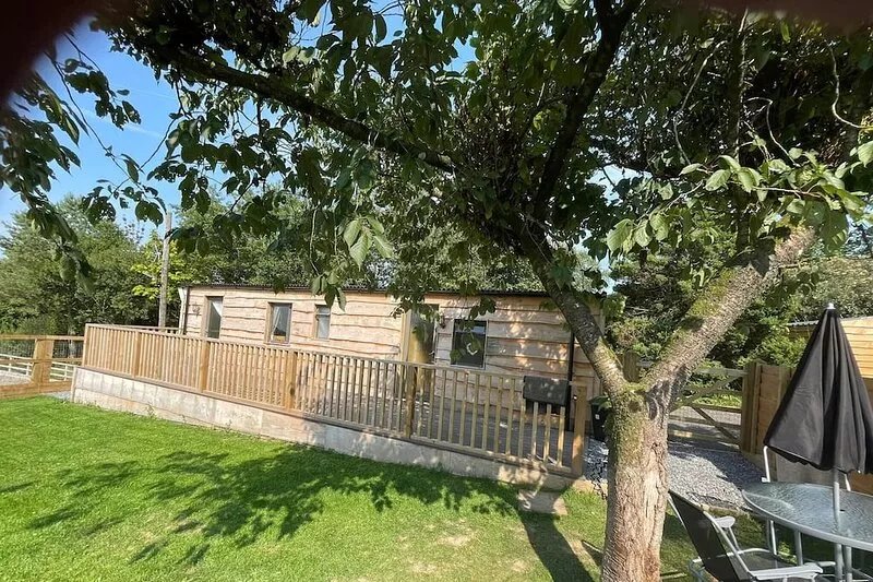 Pet Friendly Rural Lodge with Enclosed Fenced Garden Area  Nr Beaches, Woodlands