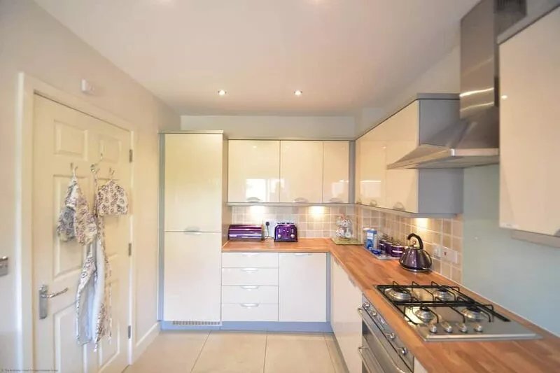 Light, modern townhouse with patio, a minute from beach; child- and pet-friendly