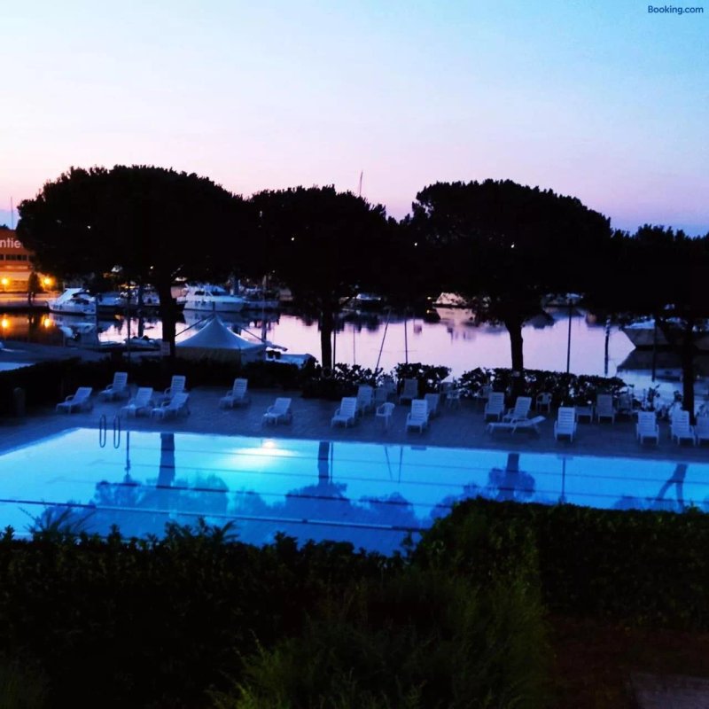 Signora Ruth - Aprilia Residence