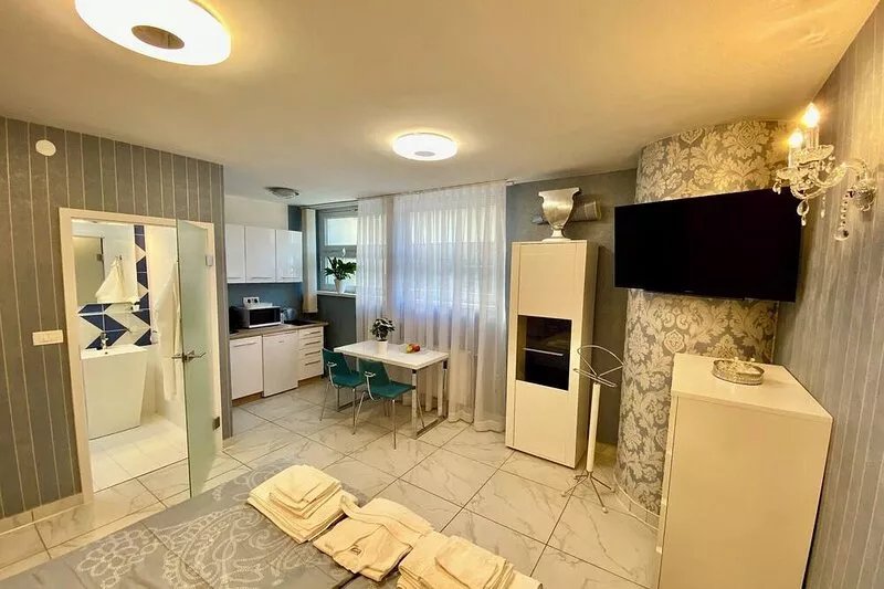 Top Location, Stylish Studio, City Center, Nearby Parking, Bus/train Station