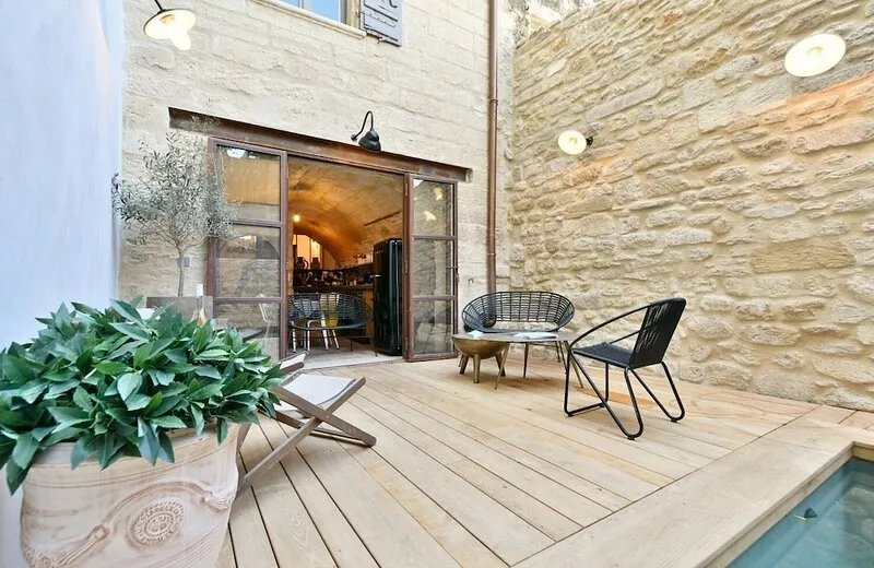 UZES HISTORIC CENTER: SUPERB XVIII HOUSE OF 100 M² WITH COURT