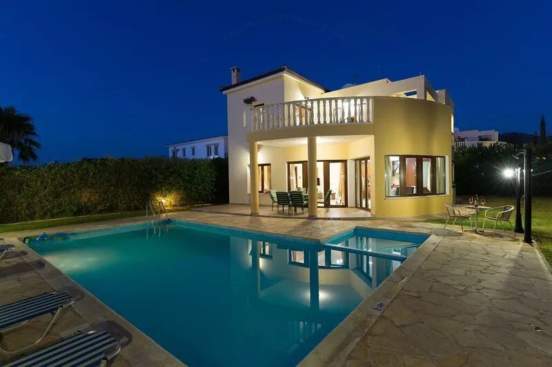 Villa Tsikkos Tria: Beachfront premium location, private pool, A/C