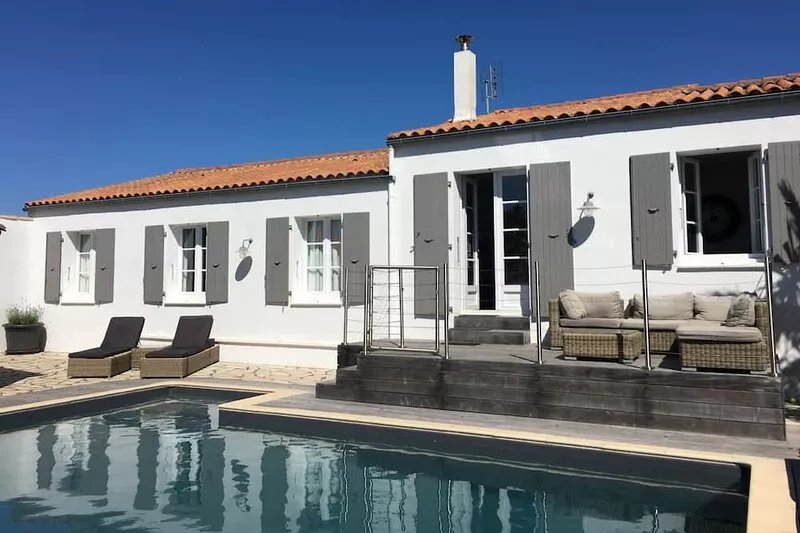 4 bed/2 bath house with heated pool in walled town of St Martin de Re