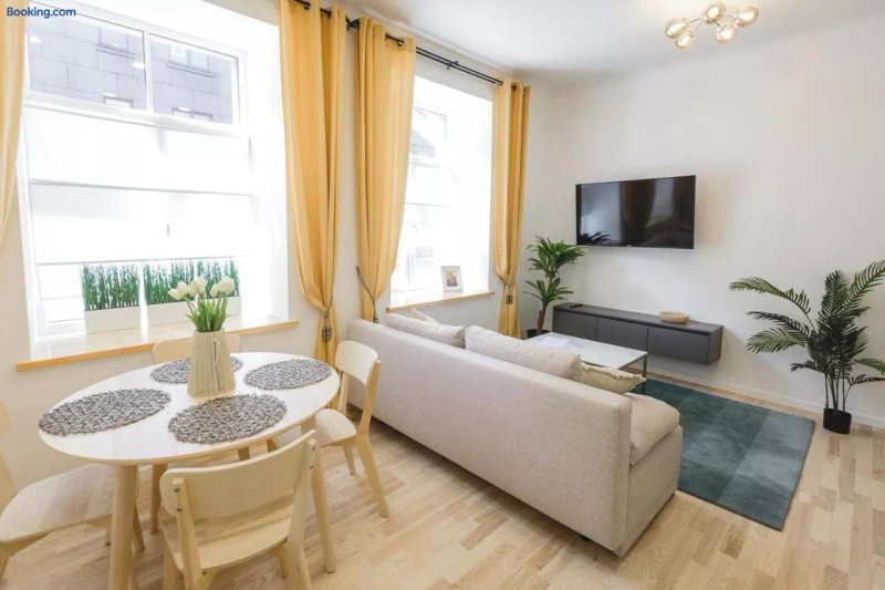 1212 Apartments with free parking