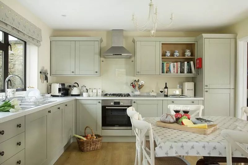 Charming, well appointed 3 bedroom cottage with a delightful, mature garden