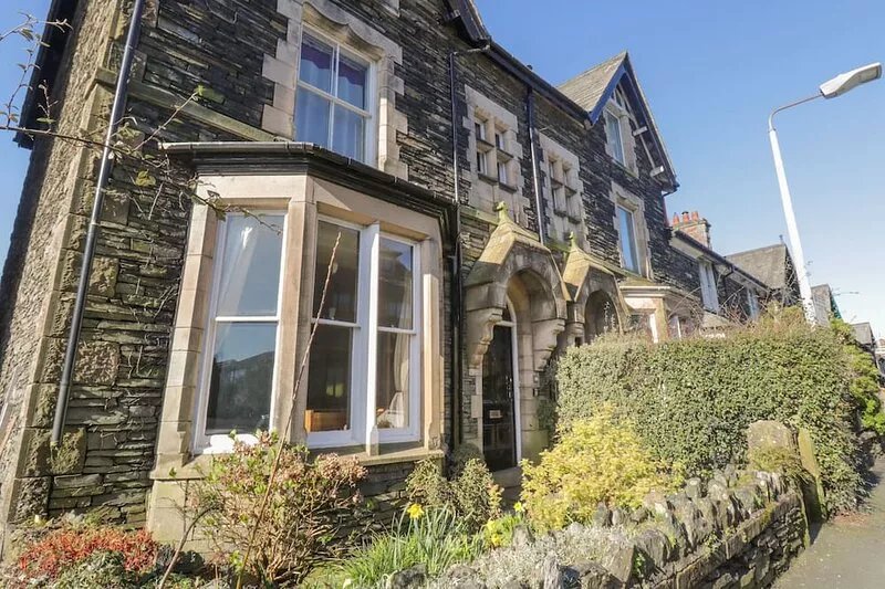 48 OAK STREET, pet friendly, with a garden in Bowness-On-Windermere