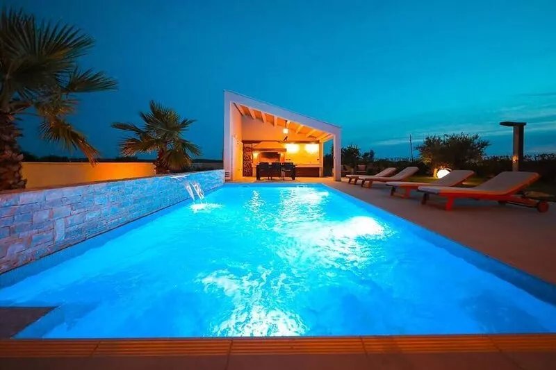 Villa Petra - Luxury Villa w Pool, Sauna & Tennis Court