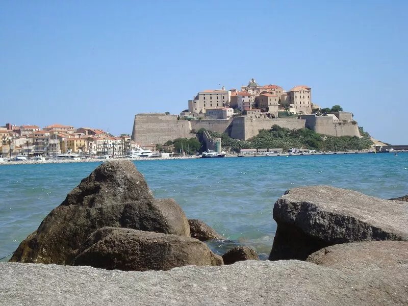 2 rooms46m2 beach, town on foot freshness of a private garden, parking delimited