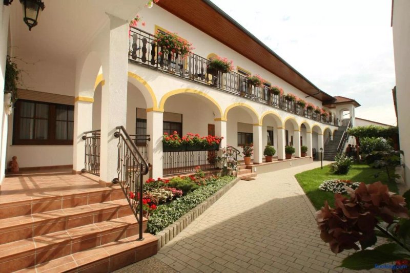 Arkadenweingut-Gastehaus Heiss