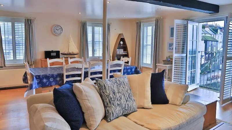 Harbourside Apartment - Charming Harbour Views