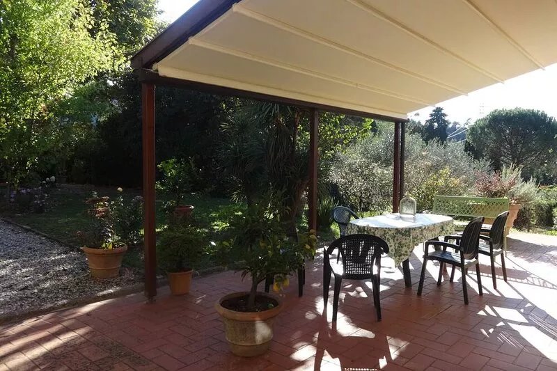 Yorkie Cottage in Lucca in the grounds of a historic house
