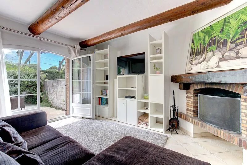 Charming 2 bedroom property in a secured domaine with pool/tennis