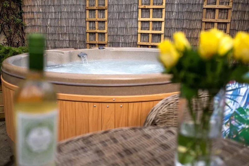 beautiful studio apartment with hot tub !