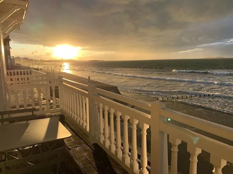 NEW! Magnificent SEA view ... Superb apartment (3 ***) renovated feet in the