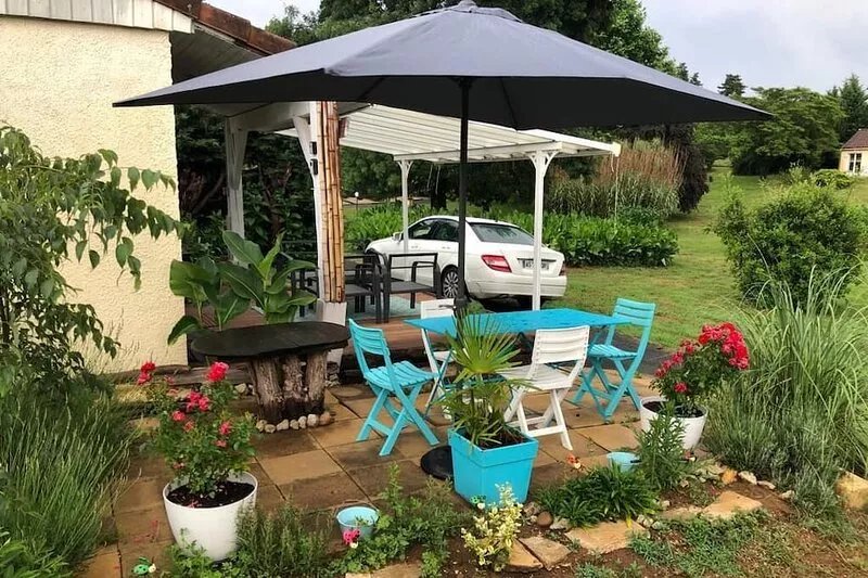 Jolie Maisonnette à 10' de Sarlat: Piscine Collective Dans bel Écrin de Verdure!