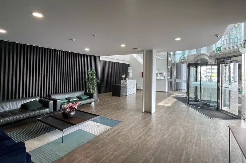 Bracknell: Spectacular, Dual Aspect, One Bed (One Bath) Apartment
