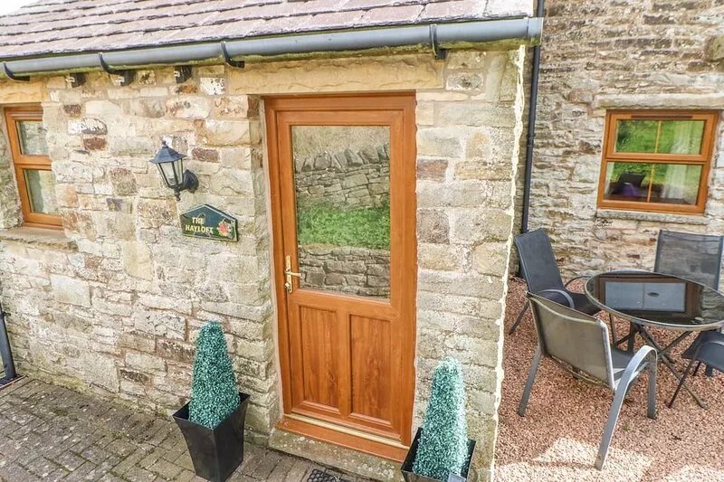 THE HAYLOFT, pet friendly, with hot tub in Alston