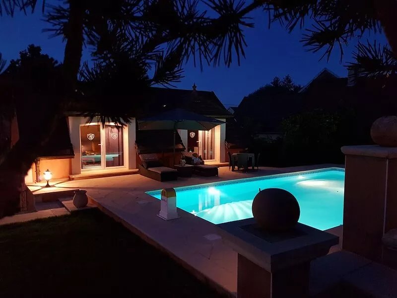 LUXURY SUITE WITH ACCESS TO SWIMMINGPOOL (in summer) and ENTIRELY PRIVATE SPA