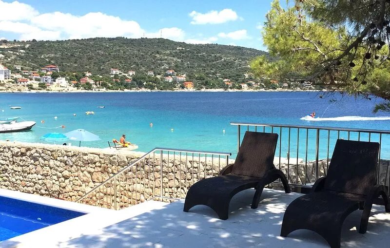 Beautiful house, seafront, swimming-pool, 25km from Split Airport
