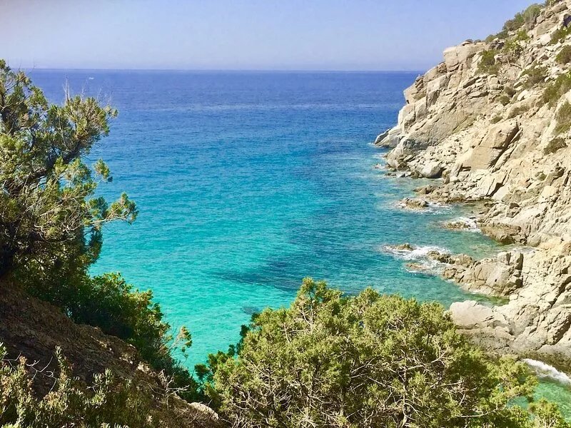 Perfect beachside location - 40 metres from the sea.  (Free Wi-Fi)