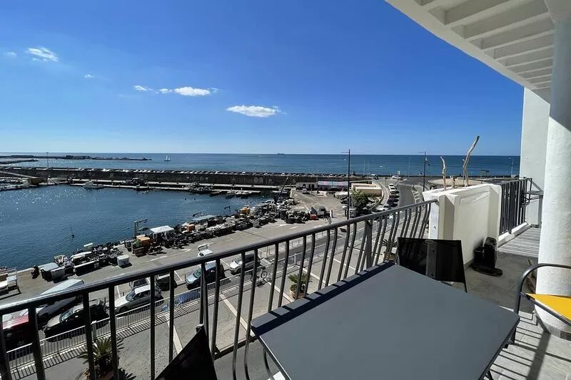 F2 Avec Terrasse et une vue Exceptionnelle sur le Port et le Môle