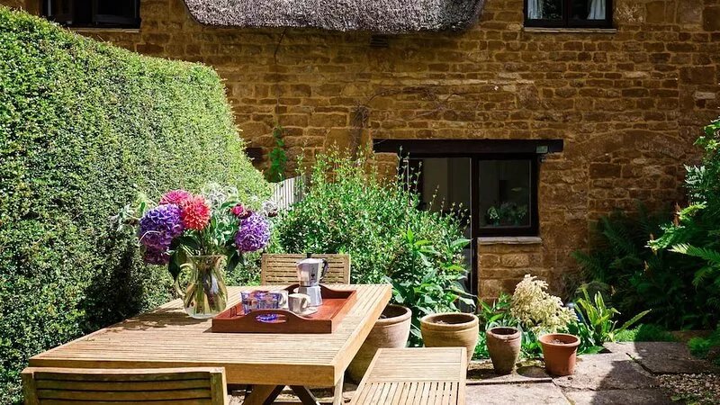 Lily Cottage - sleeps 3 guests  in 2 bedrooms