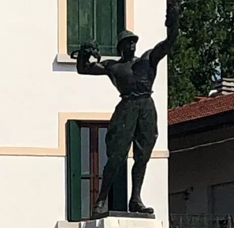 Il Monumento Ai Caduti