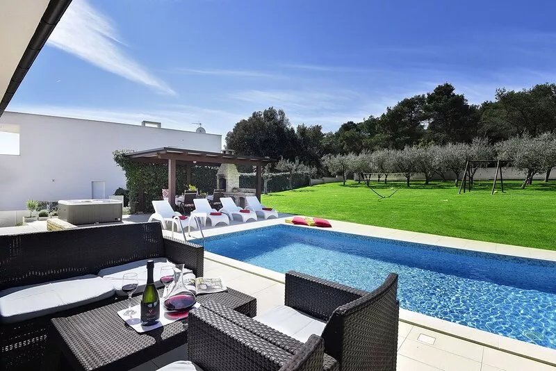 Beautiful **** villa with heated pool, summer kitchen, WiFi, grill, fitness