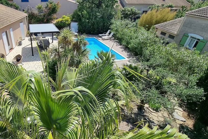 villa with swimming pool in 9 km of the sea