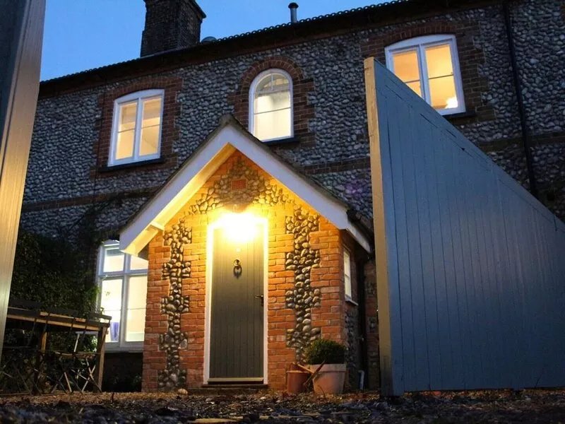 Short walk to Holt - lovely cottage with annexe, parking & private lawned garden