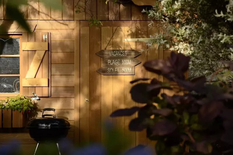 Quiet, bright upscale holiday cottage in the center of Bayeux, with garden