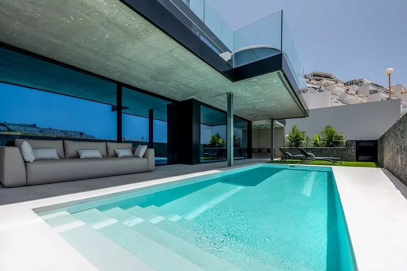 Luxury apartment with  private garden and swimming pool