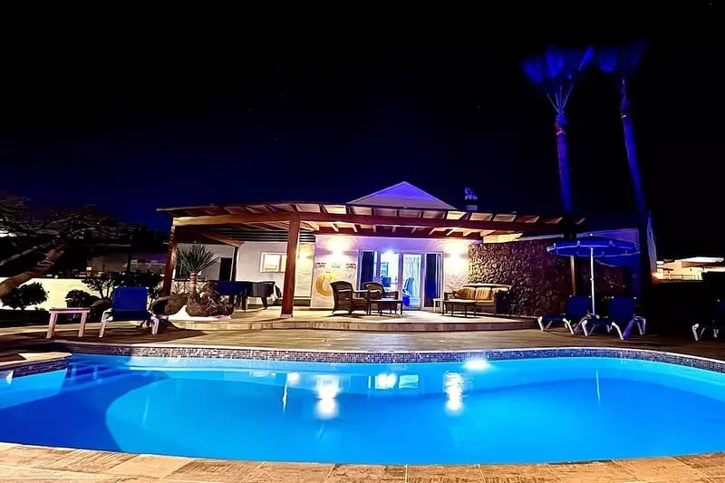 Remodelled Luxury Villa 5 Beds, 4 Baths, H/Pool, Hot Tub,A/C, T