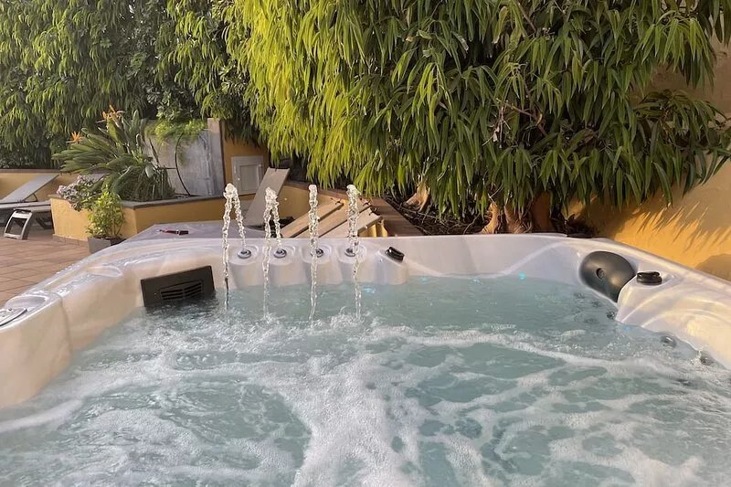VV HOUSE WITH HEATED POOL AND JACUZZI, LARGE FAMILIES. BEAUTIFUL VIEWS