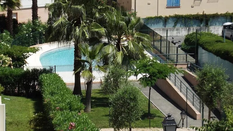 Modern, secure 1 bedroom apt with sea views and swimming pool,sleeps 3 adults
