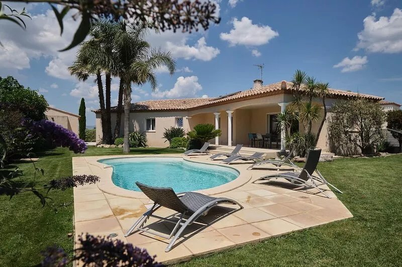 Superb new air-conditioned villa with swimming pool, 10 minutes from the