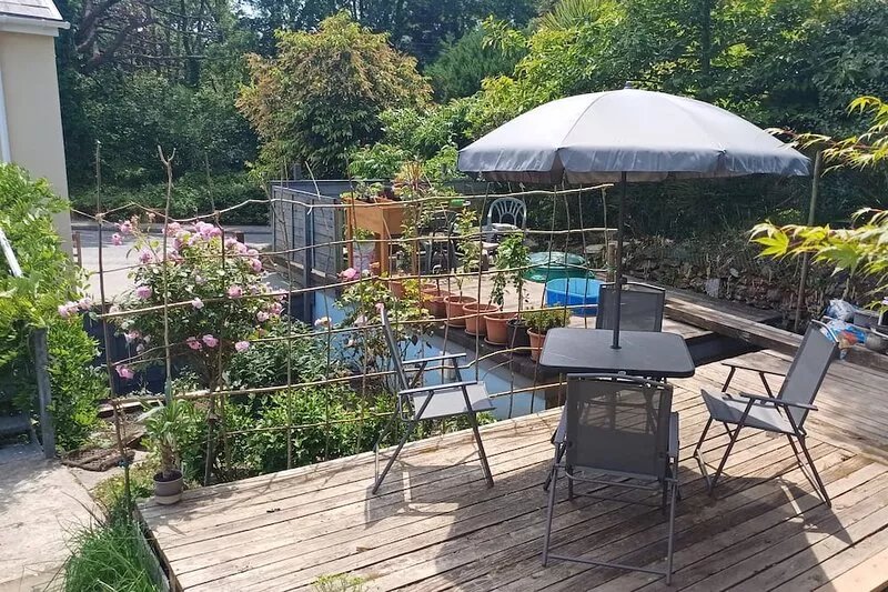 Small Catering Flat in nat. reserve. Pet friendly. Free return Eden taxi B4 9pm.